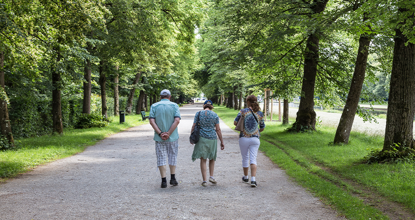 Boire suffisamment, pratiquer une activité régulière et les douches alternées peuvent soutenir la circulation