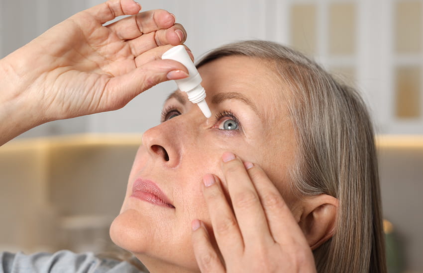 Augentropfen können helfen, trockene Augen zu befeuchten und Beschwerden zu lindern.