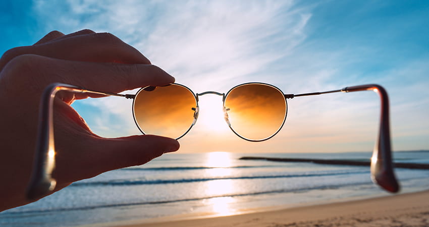 Sonnenbrille mit UV400-Filter schützt die Augen bei hoher UV-Belastung am Meer, im Gebirge, auf Schnee und auf dem Wasser