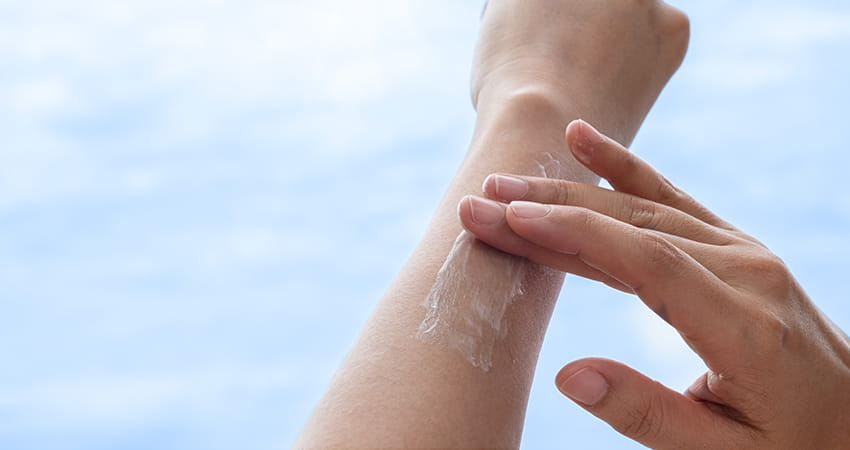 Mineralische Sonnencreme bildet eine Schutzschicht auf der Hautoberfläche