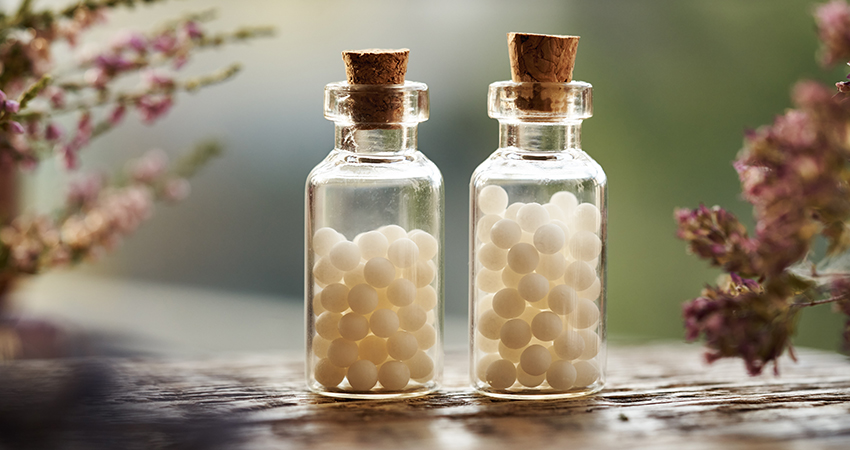 Homöopathische Globuli in einem Fläschchen als Bestandteil der Hausapotheke.