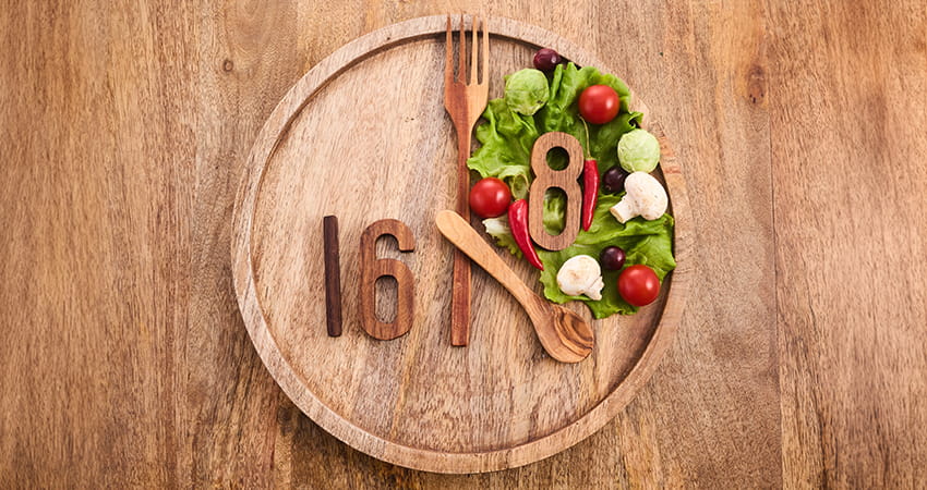 Darstellung verschiedener Methoden des Intervallfastens, zum Beispiel 16:8.