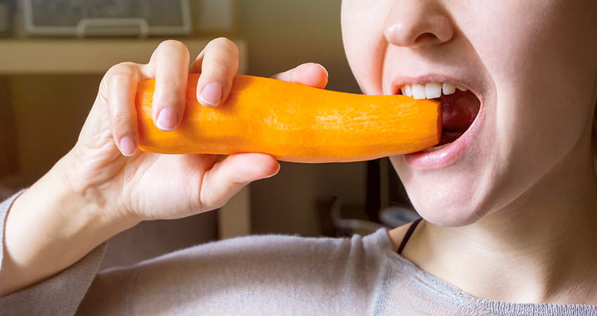 Kauen von Karotten und Förderung der Zahngesundheit