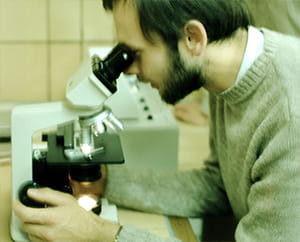 Welte am Mikroskop 1983