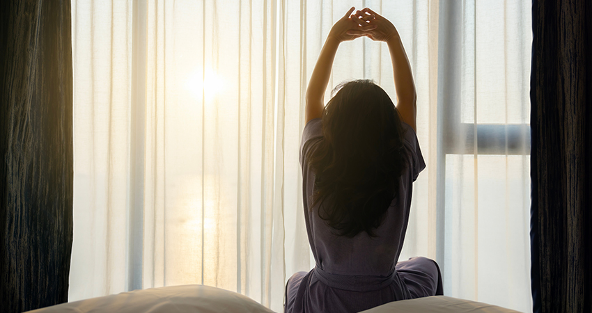Heures de sommeil régulières, lumière du jour et rituels de relaxation soutiennent le rythme veille-sommeil naturel