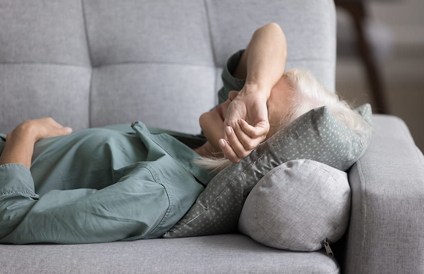 Hinweisgrafik: Symptome eines Aminosäuremangels, z. B. Muskelschwäche und Erschöpfung.