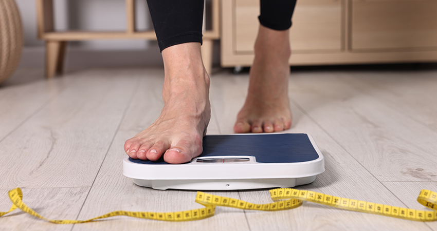 Intervallfasten wird häufig mit Gewichtsverlust und dem Abbau von Körperfett in Verbindung gebracht.